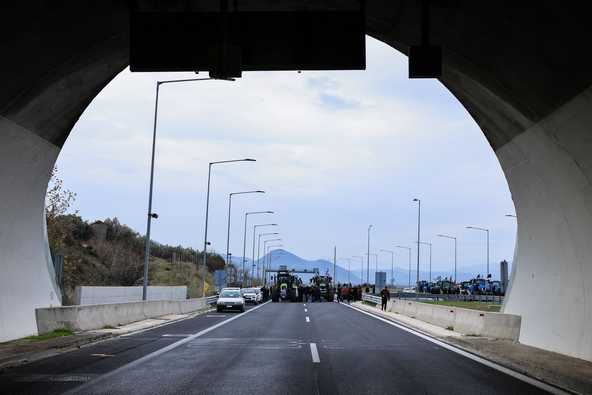 LIVE &eta; &kappa;ί&nu;&eta;&sigma;&eta; &sigma;&tau;&omicron;&upsilon;&sigmaf; &delta;&rho;ό&mu;&omicron;&upsilon;&sigmaf;-&Tau;&iota; &sigma;&upsilon;&mu;&beta;&alpha;ί&nu;&epsilon;&iota; &mu;&epsilon; &tau;&alpha; &mu;&pi;&lambda;ό&kappa;&alpha; &tau;&omega;&nu; &alpha;&gamma;&rho;&omicron;&tau;ώ&nu;