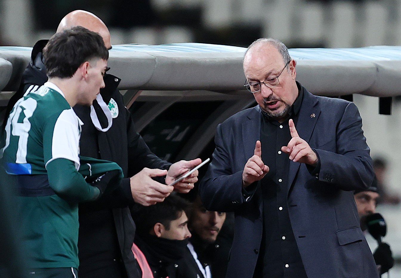 &Omicron;&iota; &delta;ύ&omicron; ό&psi;&epsilon;&iota;&sigmaf; &tau;&omicron;&upsilon; 4-4-2 &pi;&omicron;&upsilon; &chi;&rho;&eta;&sigma;&iota;&mu;&omicron;&pi;&omicron;ί&eta;&sigma;&epsilon; &omicron; &Mu;&pi;&epsilon;&nu;ί&tau;&epsilon;&theta; &gamma;&iota;&alpha; &pi;&rho;ώ&tau;&eta; &phi;&omicron;&rho;ά