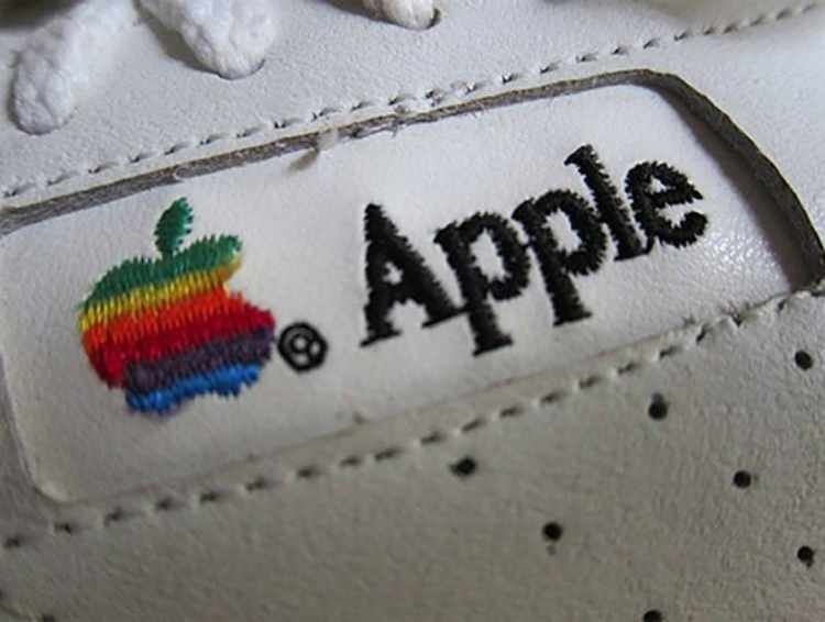 apple_shoes_auction_04.jpg