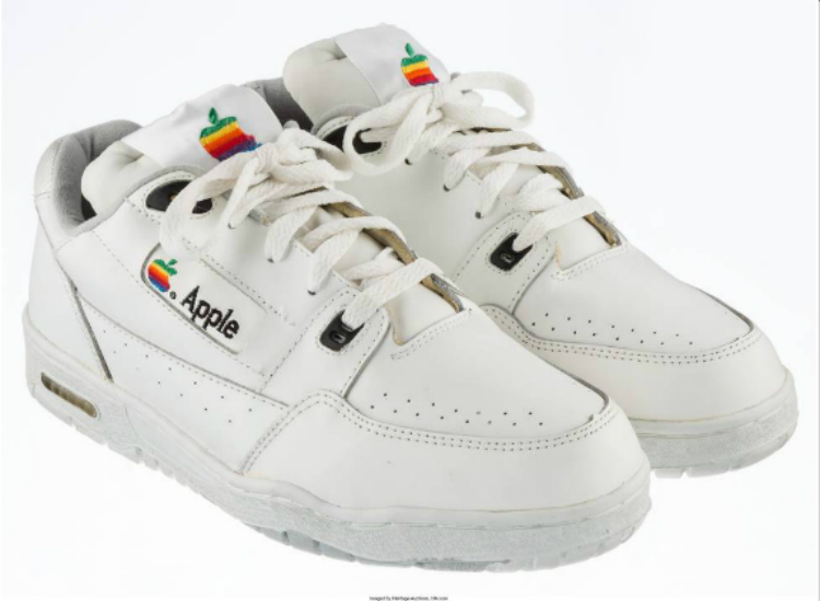 apple_shoes_auction_05.jpg