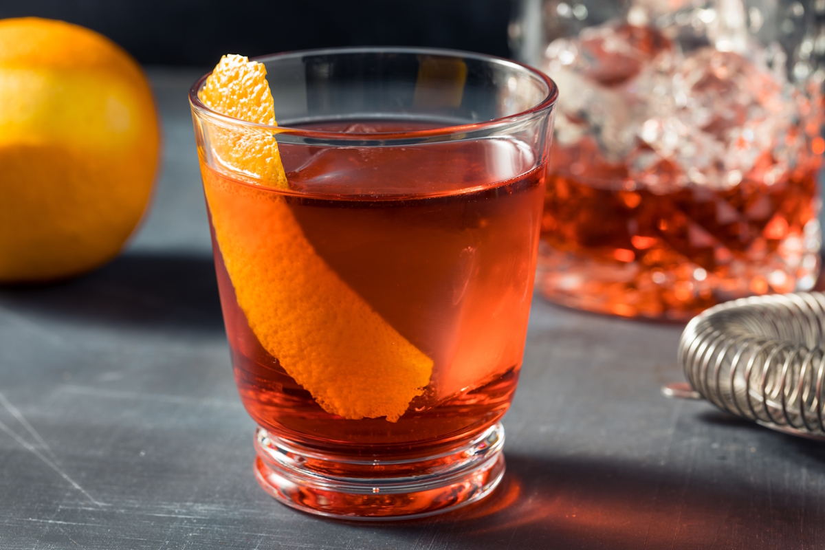 Negroni: Γνωρίζατε την ιστορία του δημοφιλούς κοκτέιλ; 