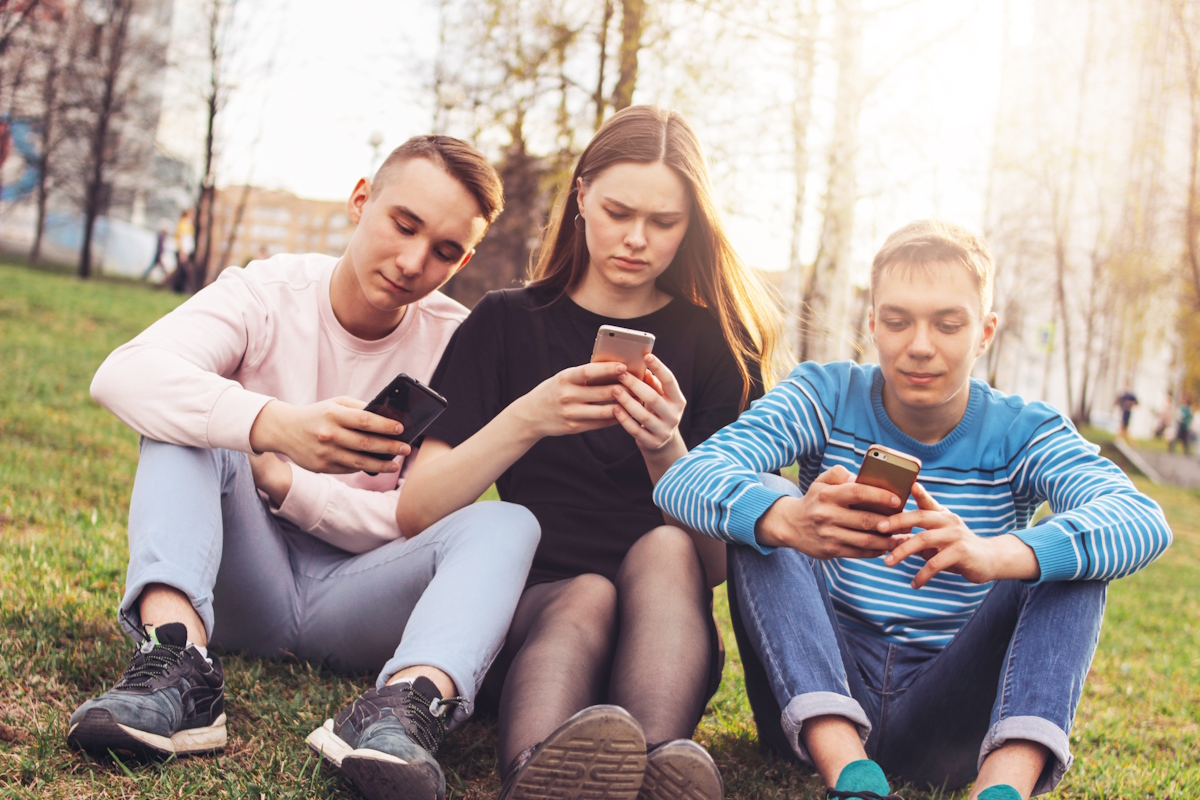 Να απαγορεύσουμε τα social media στους εφήβους; 