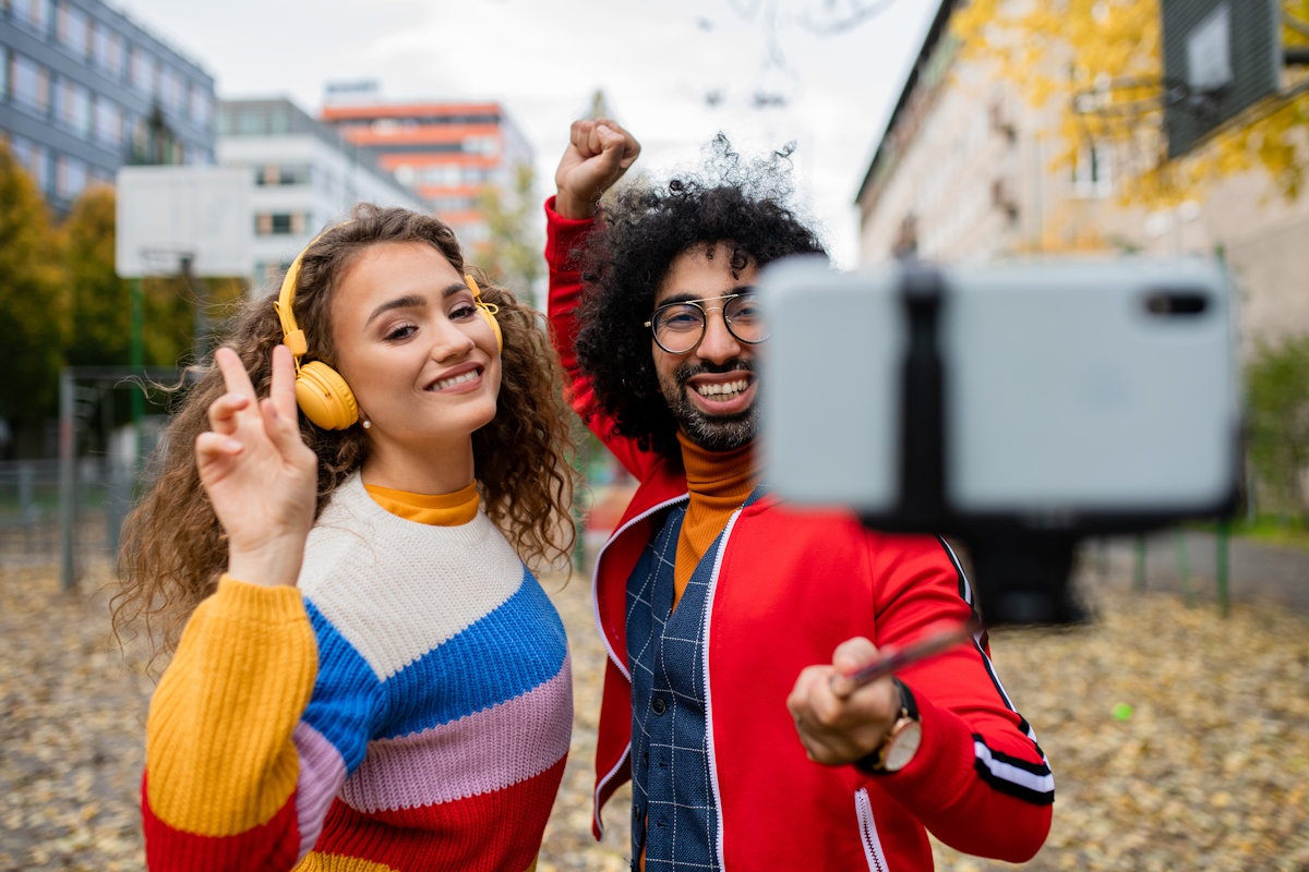 Η εποχή του TikTok και του YouTube: Πως διαμορφώνονται οι καλλιτεχνικές και δημιουργικές τάσεις στους νέους 