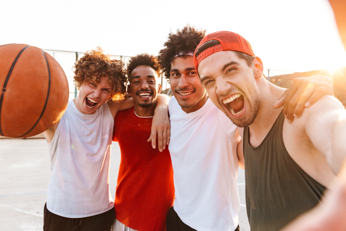 Γιατί δεν καταλαβαίνουν σωστά τη νέα γενιά και θεωρούν ότι οι 20άρηδες είναι «καταδικασμένοι»