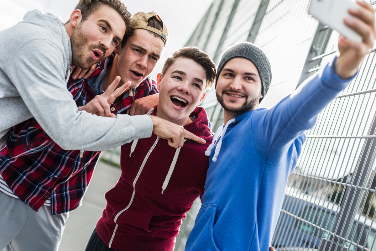 Η αναγέννηση του Quarter-Zip: Όταν η Gen Z φοράει την κλασική κομψότητα