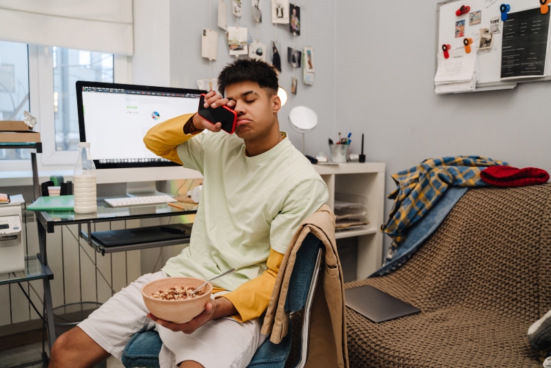 Γιατί η Gen Z ανακαλύπτει ξανά την πλήξη