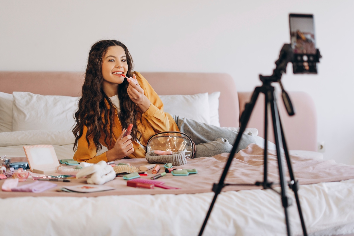 Από το feed στο checkout: Οι influencers αλλάζουν το λιανεμπόριο