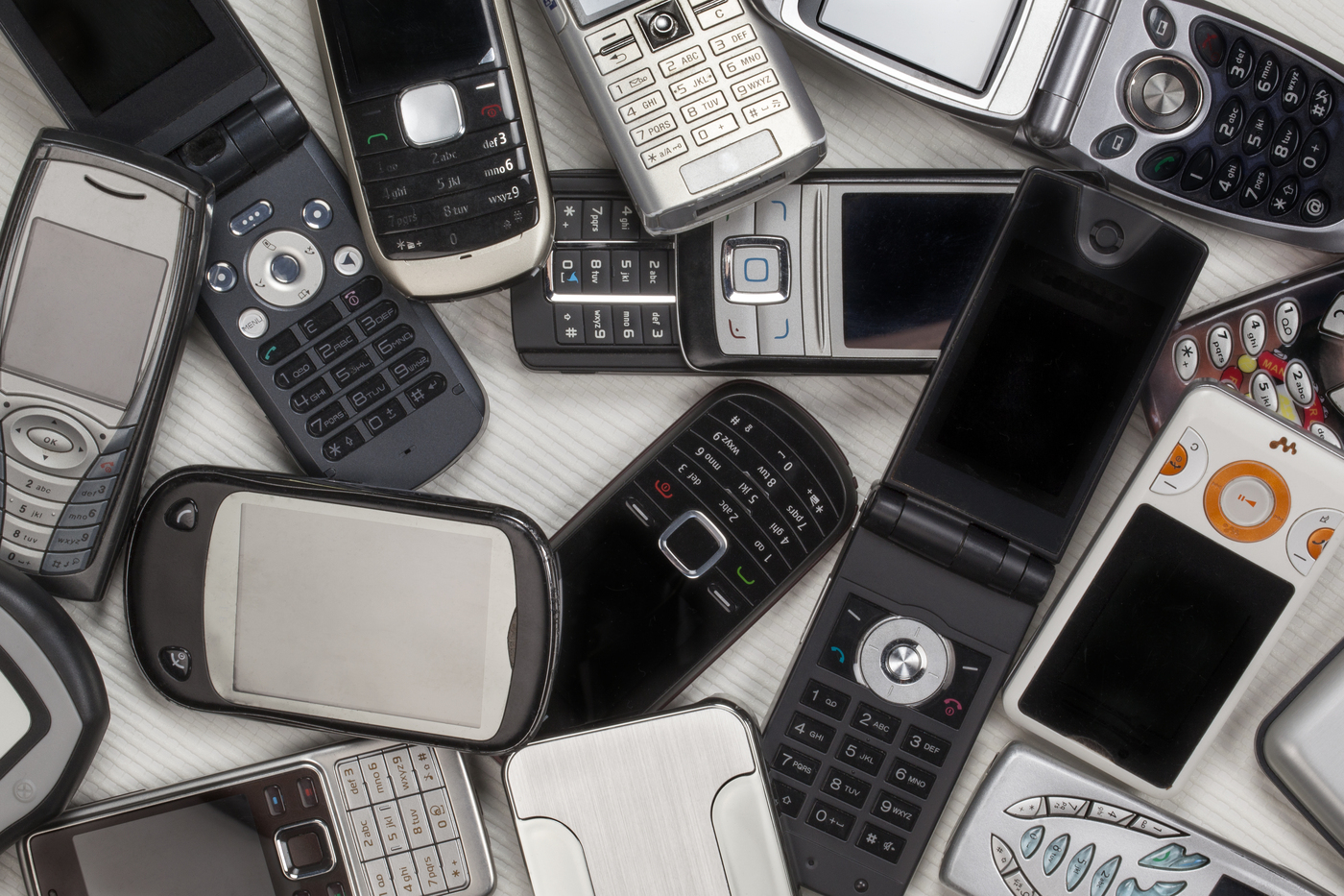 Τα flip phones είναι το παράθυρο της Gen Z προς τον πραγματικό κόσμο
