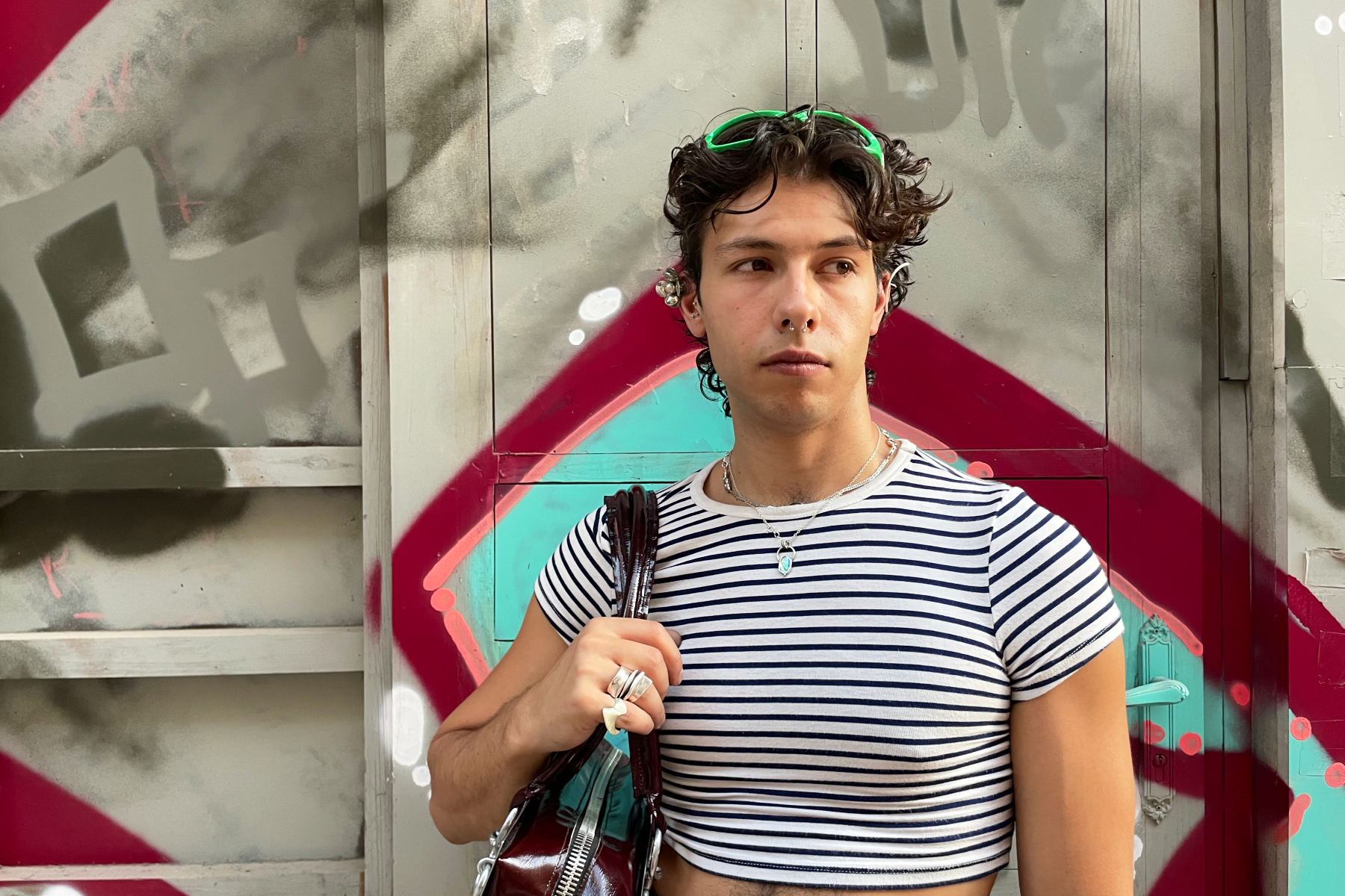 Street fashion storytellers: Ο Γιώργος Τζανετόπουλος σχεδιάζει ατσάλινους κόσμους που καθρεφτίζουν μια σουρεαλιστική κοινωνία