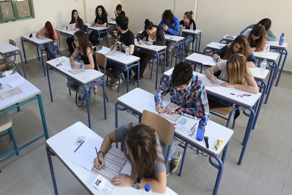 Πανελλαδικές 2025: Οι εκτιμήσεις για τις ελάχιστες βάσεις εισαγωγής ανά επιστημονικό πεδίο