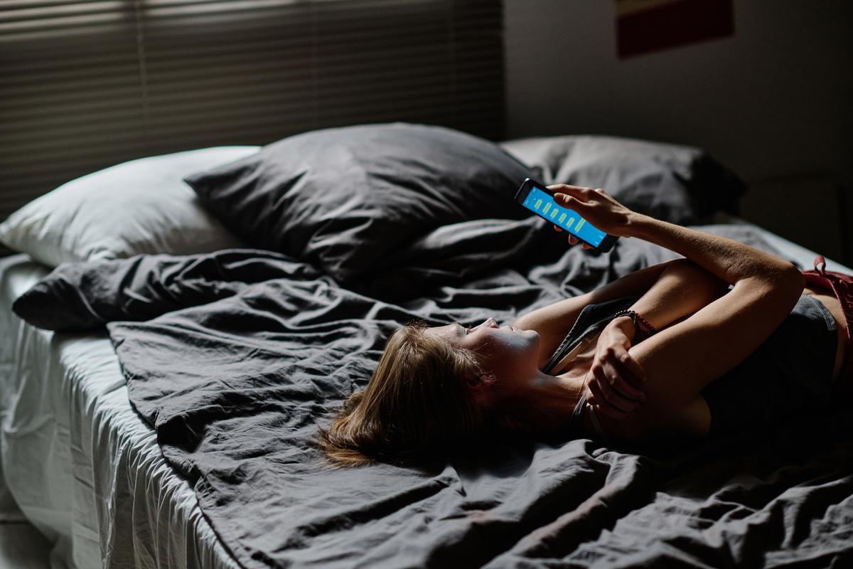 Sexting 101: 8 φράσεις που θα σε βοηθήσουν να βάλεις φωτιά στη συζήτηση