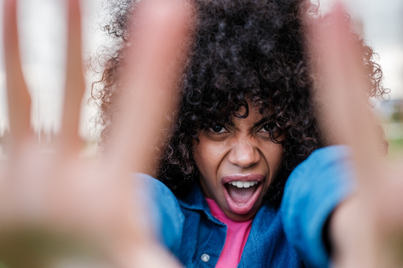 Rage-bait: Η νέα τάση του 2025 που «κερδίζει» likes και angry comments