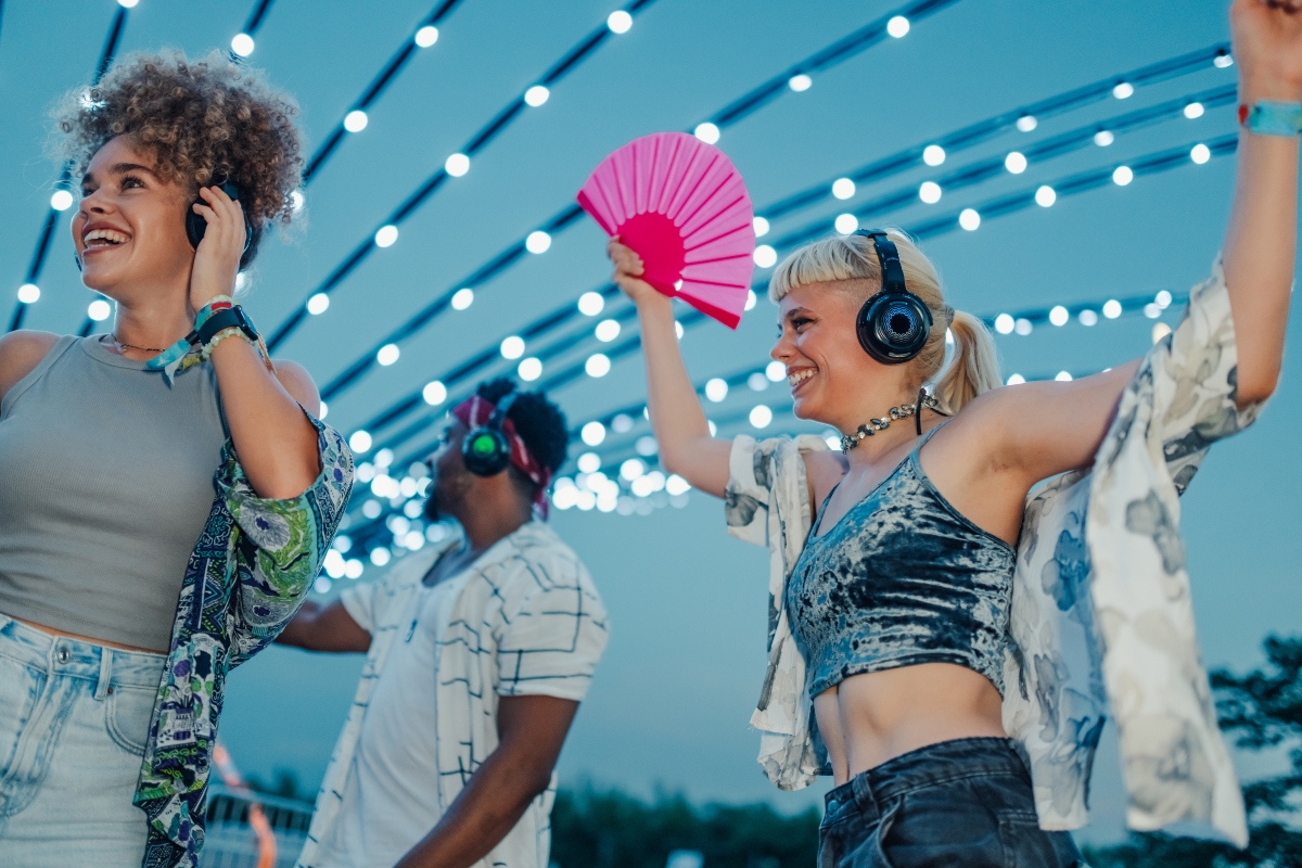 Silent Disco: Από τα πρώτα events μέχρι τη σημερινή global κουλτούρα του να χορεύεις με ακουστικά