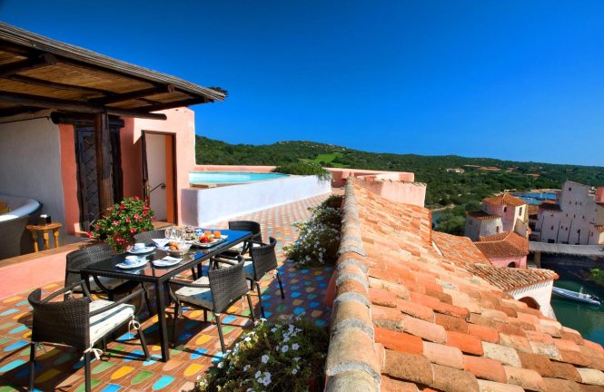 Cala_di_Volpe_Presidential_Suite_terrace.jpg