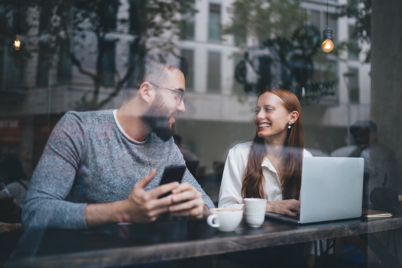 Το Banksying είναι το νέο «φάντασμα» του dating. Ίσως λιγότερο βίαιο από το Ghosting, αλλά πιο παρατεταμένο και ψυχοφθόρο.